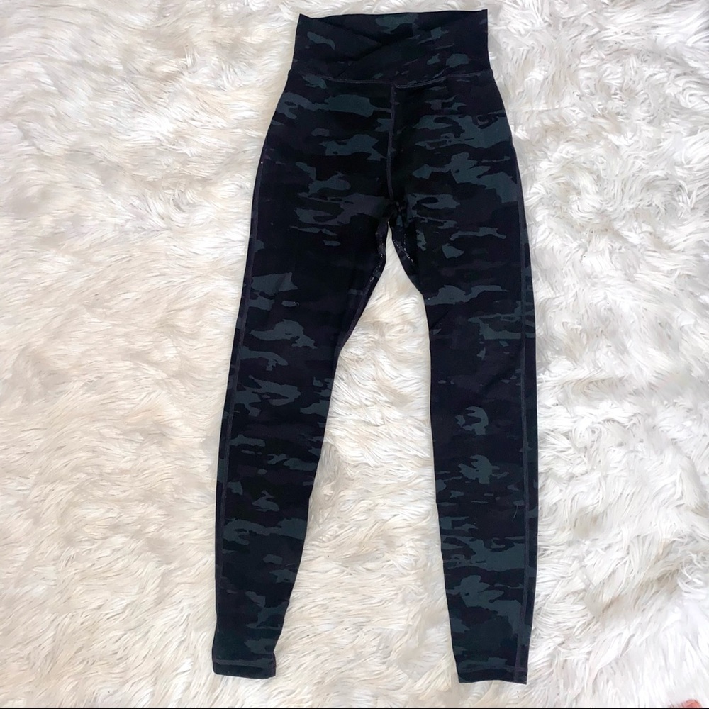 Alphalete - camouflage black leggings - size S